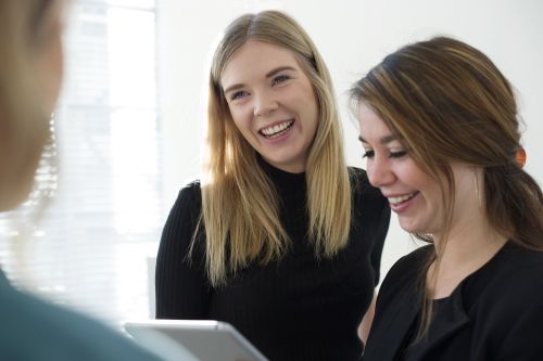 vrouw lacht met collega's