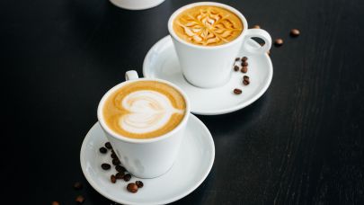 twee kopjes kunst koffie