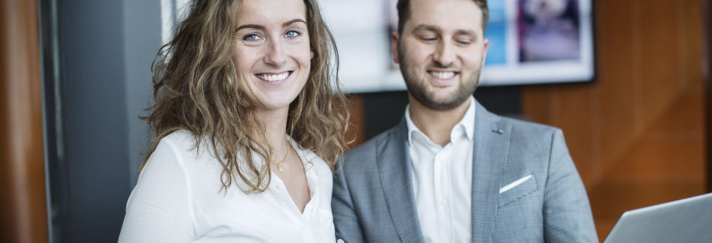 man en vrouw collega staan naast elkaar