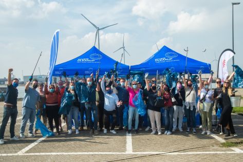 Groepsfoto van vrijwilligers River Cleanup in de haven van Antwerpen